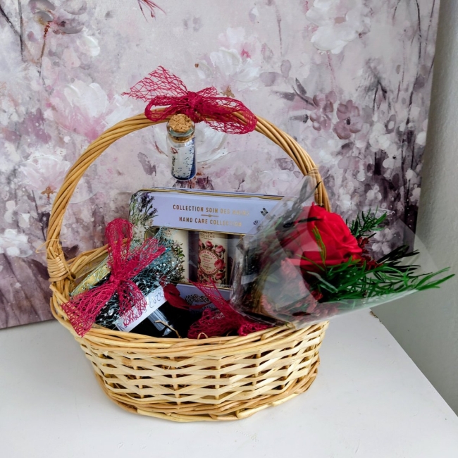 Panier cadeau avec rose stabilisée